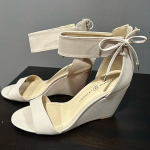 NWT Chinese Laundry Camomile wedge heel